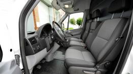 Volkswagen Crafter 2011 - widok ogólny wnętrza z przodu