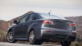 Mitsubishi Lancer Evo 2011 - tył - reflektory włączone