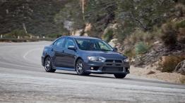 Mitsubishi Lancer Evo 2011 - przód - reflektory włączone