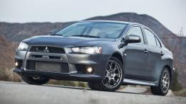 Mitsubishi Lancer Evo 2011 - przód - reflektory włączone