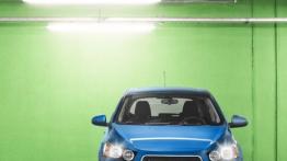 Chevrolet Aveo hatchback 2011 - przód - reflektory włączone