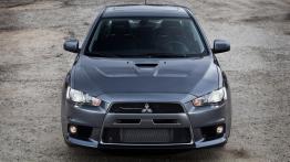 Mitsubishi Lancer Evo 2011 - przód - reflektory włączone