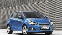 Chevrolet Aveo hatchback 2011 - przód - reflektory włączone
