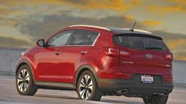 Kia Sportage SX 2011 - tył - reflektory włączone
