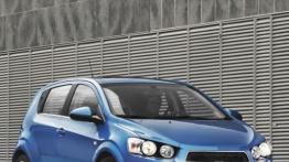 Chevrolet Aveo hatchback 2011 - przód - reflektory włączone