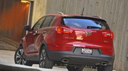 Kia Sportage SX 2011 - tył - reflektory włączone