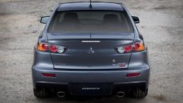 Mitsubishi Lancer Evo 2011 - tył - reflektory włączone