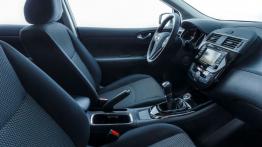 Nissan Pulsar 1.5 dCi (2014) - widok ogólny wnętrza z przodu