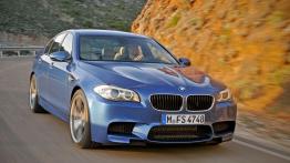 BMW M5 2012 - przód - reflektory włączone