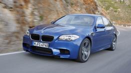 BMW M5 2012 - przód - reflektory włączone