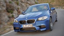 BMW M5 2012 - przód - reflektory włączone