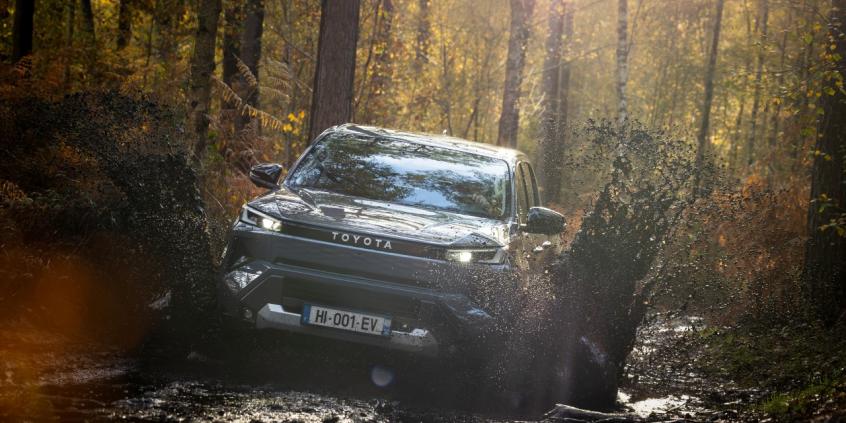 Nowa Toyota Hilux jest rewolucyjna. Aż 4 rodzaje napędu, w tym elektryczny