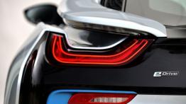 BMW i8 (2014) - lewy tylny reflektor - włączony
