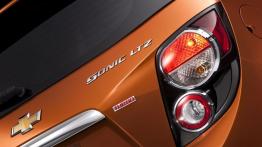 Chevrolet Sonic 2012 - prawy tylny reflektor - włączony