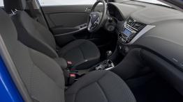 Hyundai Accent hatchback 2012 - fotel pasażera, widok z przodu
