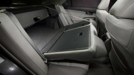 Toyota Camry 2012 - tylna kanapa złożona, widok z boku