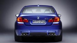 BMW M5 2012 - tył - reflektory włączone