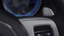 Chrysler 300C SRT8 2012 - manetka zmiany biegów pod kierownicą