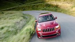 Jeep Grand Cherokee SRT8 2012 - przód - reflektory włączone