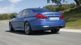 BMW M5 2012 - tył - reflektory włączone