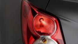 Chevrolet Sonic 2012 - lewy tylny reflektor - włączony