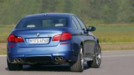 BMW M5 2012 - tył - reflektory włączone
