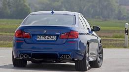 BMW M5 2012 - tył - reflektory włączone