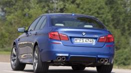 BMW M5 2012 - tył - reflektory włączone