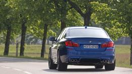 BMW M5 2012 - tył - reflektory włączone