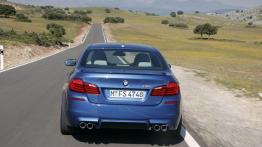 BMW M5 2012 - tył - reflektory włączone