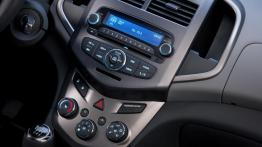 Chevrolet Sonic 2012 - konsola środkowa