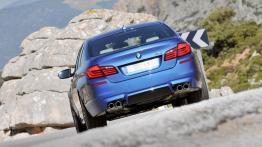 BMW M5 2012 - tył - reflektory włączone