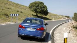 BMW M5 2012 - tył - reflektory włączone