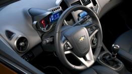 Chevrolet Sonic 2012 - kokpit