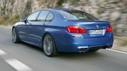 BMW M5 2012 - tył - reflektory włączone