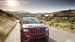 Jeep Grand Cherokee SRT8 2012 - przód - reflektory włączone