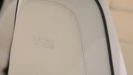 Mercedes GLK Brabus V12 - zagłówek na fotelu kierowcy, widok z przodu