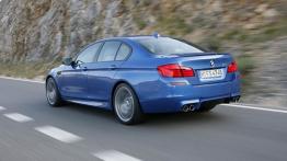 BMW M5 2012 - tył - reflektory włączone