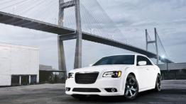 Chrysler 300C SRT8 2012 - przód - reflektory włączone