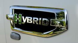Cadillac Escalade Hybrid 2012 - emblemat boczny