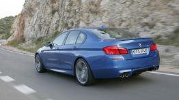 BMW M5 2012 - tył - reflektory włączone