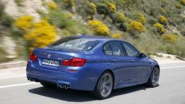 BMW M5 2012 - tył - reflektory włączone