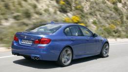 BMW M5 2012 - tył - reflektory włączone