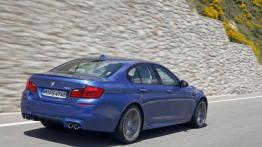 BMW M5 2012 - tył - reflektory włączone