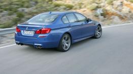 BMW M5 2012 - tył - reflektory włączone