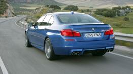 BMW M5 2012 - tył - reflektory włączone