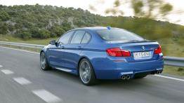 BMW M5 2012 - tył - reflektory włączone