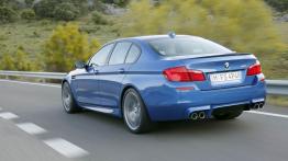 BMW M5 2012 - tył - reflektory włączone