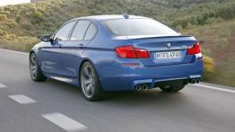 BMW M5 2012 - tył - reflektory włączone