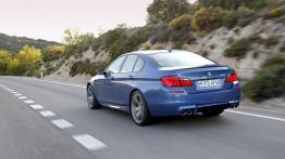 BMW M5 2012 - tył - reflektory włączone